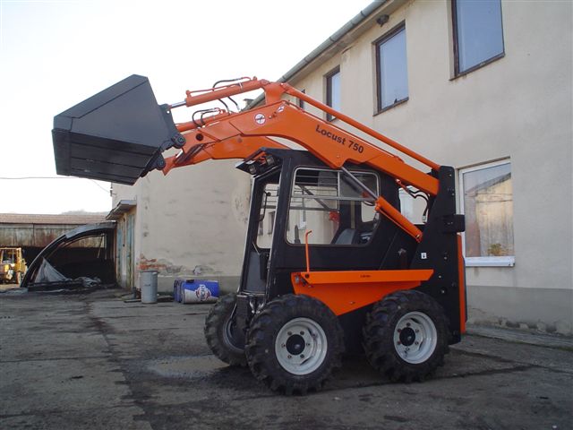 Naklada� UNC 750 I.